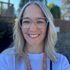 Lara Simpson's Instagram, Twitter & Facebook