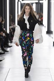 Look From The Louis Vuitton Women S Spring Summer 2019 Fashion Show By Nicolas Ghesquiere Fashion Spring Summer Fashion Clothes Design