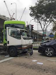Продажа микроавтобусов фургонов ford transit с аукциона в luleå. Bas Berlanggar Lori Di Simpang Bradell Road Dan Bishan Road 2 Dibawa Ke Hospital Berita Mediacorp