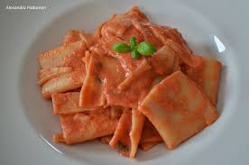 Paste cu sos de rosii,ciuperci si masline ingrediente se desface conserva de rosii si se adauga in tigaie, se pun si maslinele feliate si jumatate de. Paste Cu Sos De Rosii Si Smantana Vegetala Raw