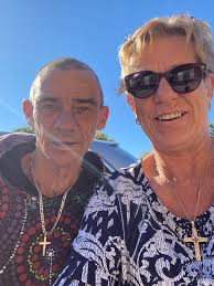 Want to say a huge thank you to Adwell Dr Postie who helped me earlier  today, my green bag had blown well into the grass and my mobility issues  made it a