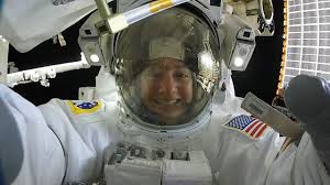 Tt i videoklippet visar meir vad man äter när man är uppe i rymden, och hur det går till. International Space Station Astronauts Christina Koch And Jessica Meir Reflect On The First All Woman Spacewalk Facebook
