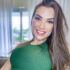 Monique Souza (@moniquesouzab)