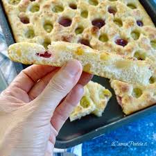 La ciaccia con l'uva, o stiacciata, è un focaccia tipica della toscana preparata con un impasto per preparare la ciaccia con l'uva, ponete la farina nell'impastatrice e aggiungente il lievito sciolto in metà. Focaccia All Uva Ricetta Focaccia Dolce Con L Uva Passo Passo