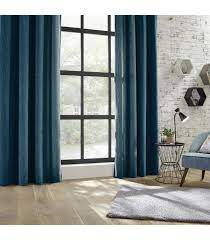 Ce rideau en lin et coton de couleur bleu gris de grande dimension laissera passer la lumière et possède des nouettes avec une bande plus foncé sur le haut du rideau.sa teinte colorée apportera une ambiance dynamique dans un salon au style moderne ou bord de mer.sa simplicité et sa légèreté apporteront une touche fraîche à votre décoration.existe dans différents coloris. Rideau Cotele Bleu 140x260