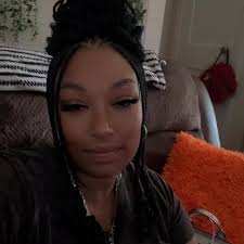 Video in comments👇🏽 Nene Brooks allegedly betrayed a Chicago rapper by  texting his rivals while he was at her home. The rapper called his mom  because he felt uneasy and left, only