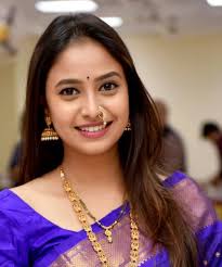Sayali Deodhar Age, Wiki Husband, Family Biography Instagram
