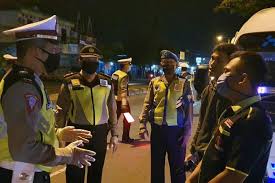 Jumlah industri pembangunan pabrik yang ada di kecamatan deket ada 3 diantaranya pt buildiyet, pt wings dan juga pt new era. Jika Ada Warga Hendak Mudik Polisi Dengan Sopan Memintanya Putar Balik