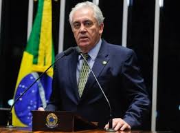 He has represented bahia in the federal senate since 2015. Bahia Noticias Noticia Medico Senador Otto Alencar Socorre Colegas Em Plenario Do Congresso Nacional 27 12 2019