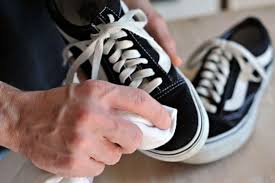 Artikel ini membahas dua metode ini, ditambah beberapa tip. Bagaimana Caranya Mencuci Sepatu Vans Galena