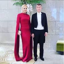 First lady melania trump and czech republic prime minister andrej babiš's wife, monika babišová, were style sisters for the day as both appeared outside the white house in colorful chic winter coats and pointed stilettos. Babis Si Umi Doprat Takhle Premiera Rozmazluje Manzelka S Dcerou Ahaonline Cz