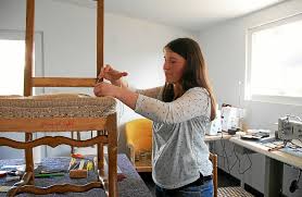 Les commentaires techniques qui accompagnent les illustrations seront une mine d'information pour les professionnels, qui retrouveront ainsi la chronologie des styles, l'évolution des formes, des ornements, du fût, de la. Quimper L Atelier Des 4 Pieds Delphine Pedron Artisan Tapissier Le Telegramme