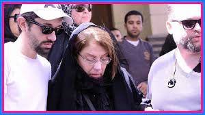 والجدير بالذكر أن النجم محمود عبدالعزيز كان يعاني من بعض المشاكل الصحية الكبيرة منذ فترة كبيرة، ونقل بسببها إلي المستشفى ليتلقي العلاج أكثر من مرة، ولكنه في النهاية إستسلم للمرض وتوفي إلي رحمة الله، ليحزن جميع. Ø£ÙˆÙ„ Ø¸Ù‡ÙˆØ± Ù„ÙˆØ§Ù„Ø¯Ø© ÙƒØ±ÙŠÙ… Ù…Ø­Ù…ÙˆØ¯ Ø¹Ø¨Ø¯ Ø§Ù„Ø¹Ø²ÙŠØ² Ø§Ù„Ø²ÙˆØ¬Ø© Ø§Ù„Ø£ÙˆÙ„Ù‰ Ù„Ù…Ø­Ù…ÙˆØ¯ Ø¹Ø¨Ø¯ Ø§Ù„Ø¹Ø²ÙŠØ² Youtube