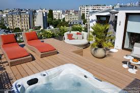 Sur Un Toit De Paris De L Eau Et De Jolies Fleurs Xavier De Chirac Cote Maison Terrasse Jacuzzi Terrasse Toit Terrasse Maison