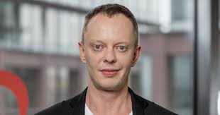 Ksiądz Gil powiedział, że chodzi do internatu dla dziewczynek dla  niepoznaki. Bo wolał chłopców