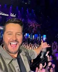 A big yess if Luke Bryan still your favourite 🥰🥰🌹🌹