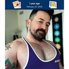 Look at those tits! 😮 . . . . . #pecs #hairypecs #bigpecs #bigpecspoppin  #buff #gay #gays #grindr #growlr #sniffies