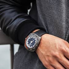 The model in for review, the favre leuba raider deep blue is a combination of new and old, combining elements of their original diver, the deep blue, and using improved materials such as sapphire crystals, high beat automatic movements and well made stainless bracelets and rubber straps. In Depth Review Favre Leuba Raider Deep Blue I The Watch Guide