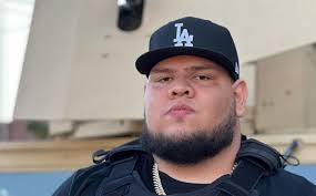 Víctor Cibrian. ¿Quién es el cantante de 'En el radio un cochinero'?- Grupo  Milenio