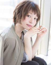 秋 はおしゃれが楽しい季節 季節が変わるとヘアスタイルもチェンジしたくなりますよね そこで人気のヘアサロンから最新ヘアスタイルをピックアップしました アラサー世代に人気の ショート ボブヘアをご紹介します ヘアスタイリング ショートのヘアスタイル 美髪