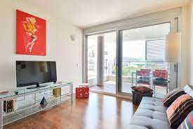 Per gustare qualche piatto caratteristico niente di meglio di un locale sul mare, in cui si troveranno paella, chorizo e tante altre squisitezze tipiche della cucina iberica. Appartamenti E Case Vacanze A Ibiza Da 28 Hundredrooms