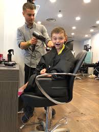 Uno dei tagli più classici e senza dubbio tra le preferenze di mamme e bambini è un taglio con rasatura sui due lati … Come Tagliare I Capelli Ai Bambini I Consigli Toni Guy Toni Guy Blog