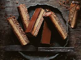 Fiecare ciocolatier din lista national geographic produce ciocolata care se topeste in gura, fie ea ciocolata neagra, bomboane cu lichior, praline, fructe in. Cea Mai Buna Prajitura Cu Nuca De Cocos Caramel Si Ciocolata Fara Lactate Andreea Raicu