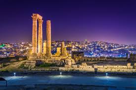 Ürdün'ün batısında lut gölü ve şeria ırmağının bulunduğu gor çukuru yer alır. Amman Travel Guide