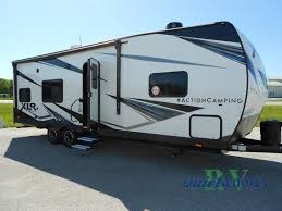 Some fifth wheel models have up to six slideouts and practical features like separated bedrooms, outdoor kitchens, and two bathrooms. Rvs That Sleep 6 To 8 Review 5 Layouts For Large Families Quietwoods Rv Blog