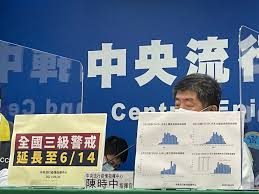 5月19日起提國提升為疫情第三級警戒，民生路派出所員警手持大聲公在三民市場忙宣導民眾戴好口罩，沒想到員警一轉身該攤商就把口罩拉到下巴 ， 不聽勸導 ，員警遶了一圈看到他仍然故我，不遵守防疫規定，員警直接開立一張告發單給他 。 當日下午員警接. Eu40izafvtlhwm