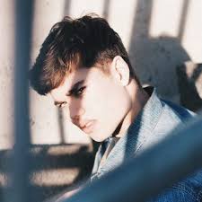 IF_Blog_Young man in bar shadow-mikail-duran-UcXjDjRSkKk-unsplash