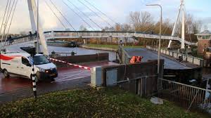 The photos show that the damage is extensive. Gerrit Krolbrug Zit Vast Stremming Voor Auto S En Scheepvaart Oog Radio En Televisie
