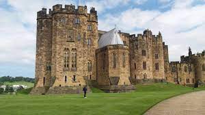 Edinburgh castle is a jumble of buildings, towers and battlements zig zagging the top of the rock. Scozia Tour Edinburgh Aktuelle 2021 Lohnt Es Sich Mit Fotos