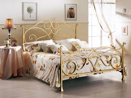 I nostri letti in ferro battuto rispecchiano il mito dell'eleganza, sono modelli originali e particolari per tutti i gusti, geniali nelle forme, e sorprendentemente belli. Letti In Ferro Battuto Artigianali Un Classico Senza Tempo