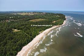 Rozewie is characterized by a picturesque area with deep ravines and ravines, but what attracts tourists the most is a beautiful wild beach on which high cliffs bend, the only one of its kind on the entire polish coast. Rozewie Noclegi Nad Morzem Mamy 10 Ofert Dla Ciebie