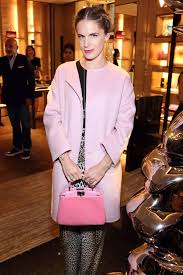 Ο τρόπος με τον οποίο δύο στοιχεία συνδέονται μεταξύ τους. Eygenia Niarxoy H Eggonh Toy Ellhna Efoplisth Sxediazei Kosmhmata Sto Londino Eikones Design Iefimerida Gr