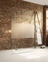 Schicke Regendusche Mit Glaswand Im Grosszugigen Bad Wandgestaltung Bad Duschwand Glas Ziegel Badezimmer