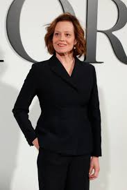 Nicknames, physical attributes, counties initially, the identifying names were changed or dropped at will, but eventually they began to stick and to so trades, nicknames, places of origin, and fathers' names became fixed surnames. Famous Last Names That Start With Le Baby Girl Names That Start With A This Name Is Derived From The Old French Word Grange Which Means Granary Or Barn