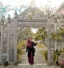 Terdapatbeberapacerita yang dikaitkandengannegeri terengganu.nama terengganu itudikaitkandengan terangnyaganu, taringanu dan terengan nu.kisahasalnama terengganu inimelibatkanpendudukluarterengganu iaitupenduduk kelantan dan pahang. Pengalaman Bercuti Di Setiu Terengganu Mek Onie