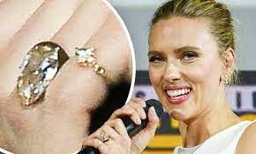 Scarlett Johansson Flashes 400k Engagement Ring From Colin Jost