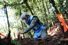 Whether going into peru for some ancient inca ruins or heading up to the beaches of colombia make sure to plan ahead for crossing the border. Ecuador And Peru Deactivate Mines Along Shared Border Dialogo Americas