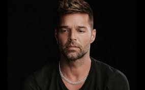 Ricky Martin luce sus uñas largas y pintadas para dar una lección