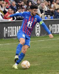 El futbolista Sergio Ortuño dona sus botas al Museo del Calzado de Elda