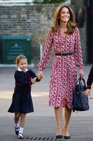 Kate middleton, the duchess of cambridge, news see all the latest news, pictures, beauty and fashion choices from kate middleton, now known as catherine, the duchess of cambridge following her. Kate Middleton Robe Decontractee A Manches Courtes Promi Kleider Kate Middleton Stil Michael Kors Kleid