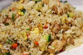Nasi goreng dapat dengan mudah ditemukan di warung makan hingga restoran besar. 8 Varian Nasi Goreng Indonesia Yang Terkenal