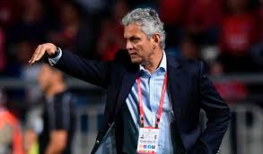 Reinaldo rueda indicó que las clasificatorias al mundial de qatar 2022 arrancarían con la tercera y cuarta fecha. Reinaldo Rueda Cerca De Colombia Chile Busca A Ariel Holan Antena 2