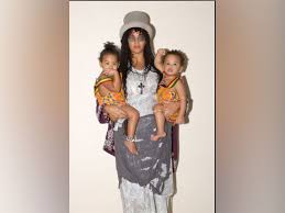 On wednesday, the grammy winner, 39, shared a gallery of photos on instagram without a caption, showcasing four snapshots of herself with. Beyonce Shares Unseen Picture Of Her Twins In Birthday Reflection Post