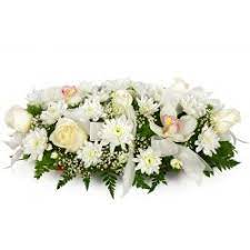 Come scegliere la composizione floreale natalizia più adatta per la propria tavola: Composizione Funebre Con Fiori Bianchi Rose Crisantemi E Orchidee