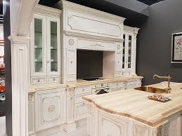 hausmarke musterkuche sonderpreis ausstellungsstuck kuche barock landhaus berlin holz esche ausstellungskuche in osnabruck von zuchel kuche