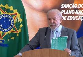 Capa de livro didático escolar sobre uma mesa de estudos com foco na análise técnica.